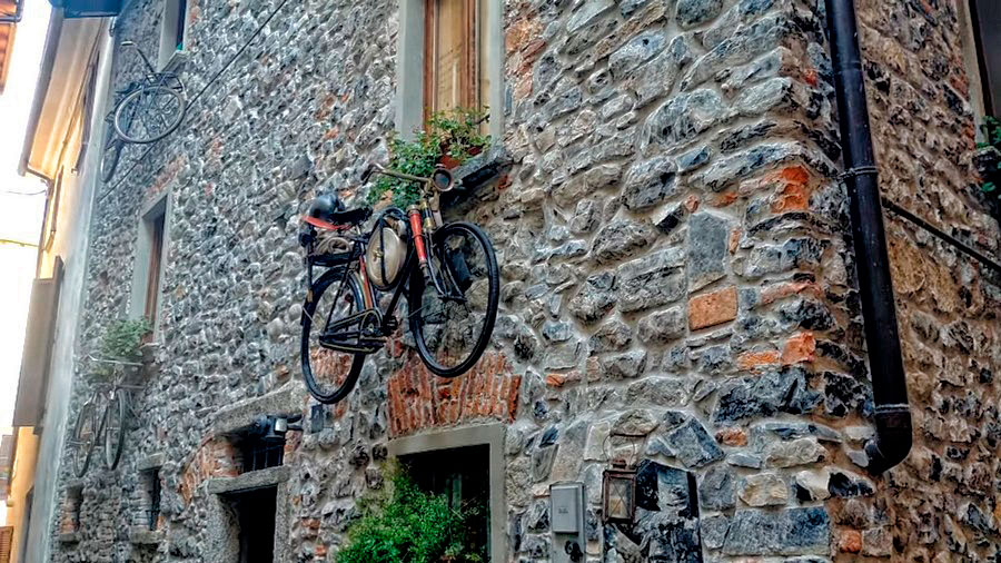 Дом с парящими велосипедами (La casa delle bici volanti), Белладжио
