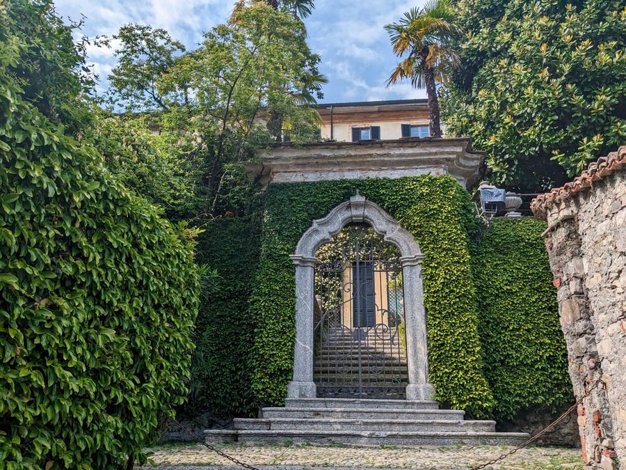 Фото: Вход в виллу Монастеро (Villa Monastero)